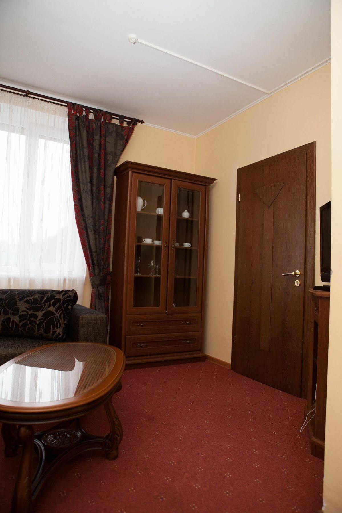 Ялинка Готель Vyshkiv Exterior foto